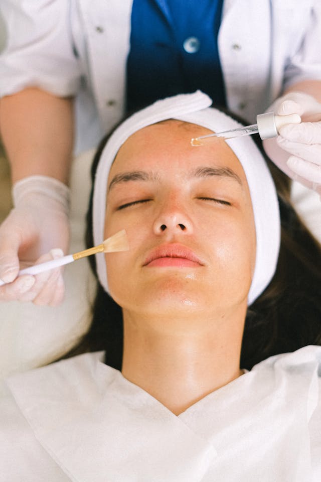 Come prendersi cura della pelle del viso con l'olio antirughe