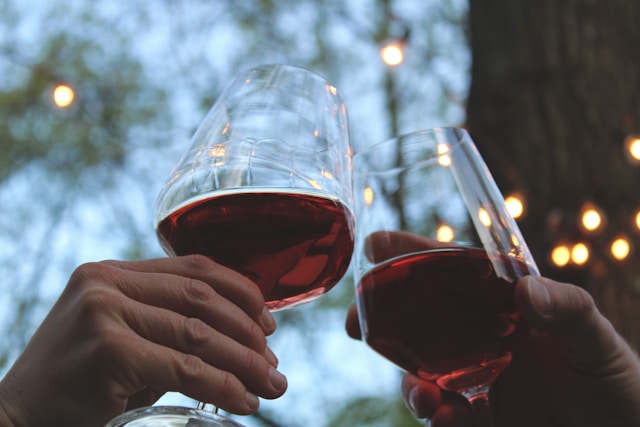 Per diventare delle persone longeve, un bicchiere di vino è apprezzato 