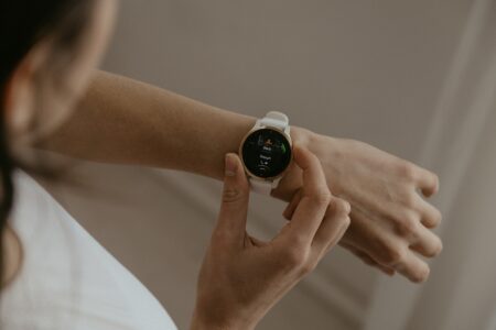 Gli smartwatch fanno male? Radiazioni, PFAS e verit&agrave; nascoste